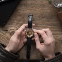 close-up-clock-with-time-change